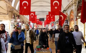 Guardian: ‘Anyone want to buy?’: Turkish lira falls as traders await uplift in economy Shoppers at Grand Bazaar